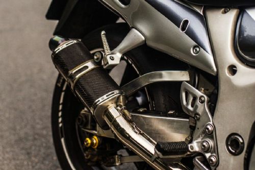 Motocyklista bez řidičského oprávnění narazil ve Žďáru do vozu autoškoly. Motorka neměla značky