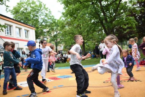 Školka Parník na Slovanech má nový „oceán“. Děti získaly barevné hřiště za 603 tisíc