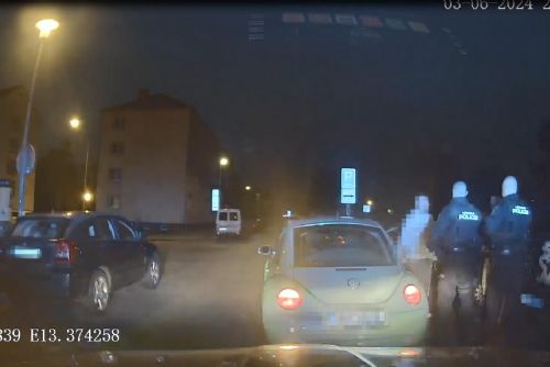 Řidič v Plzni narychlo přelezl na místo spolujezdce 