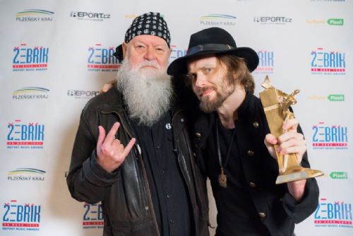 Album roku ankety Žebřík převzal Pan Lynx, cenu předal Lumír Aschenbrenner