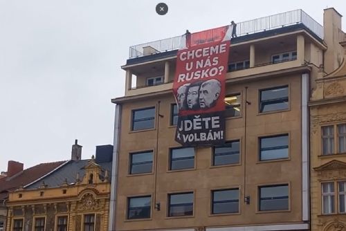 Babiš v Plzni - fanoušci, selfie a protestní transparenty
