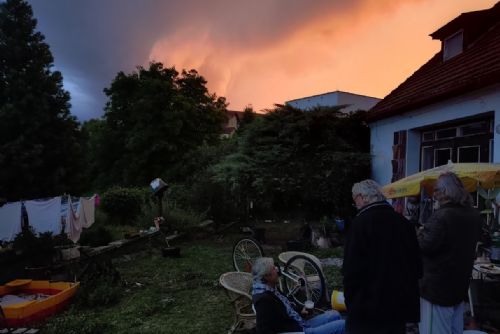 Bouře nakonec dorazila a přinesla barevné mraky