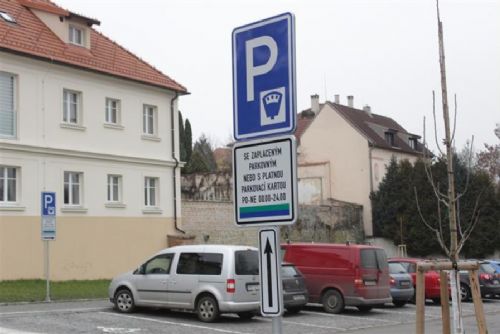 Brandýs chystá rozšíření placeného stání. Půlhodina zdarma, nové zóny a rezidenti od 1 200 Kč