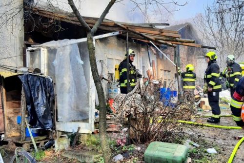 Deset hasičských jednotek zasahuje při požáru domu