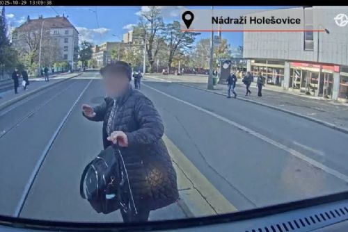 DPP zveřejnil záběry střetů chodců s tramvajemi, upozorňuje na rizika na zastávkách
