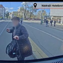 DPP zveřejnil záběry střetů chodců s tramvajemi, upozorňuje na rizika na zastávkách