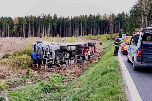 Dramatická nehoda kamionu u Babylonu. Řidiče museli vyprostit z kabiny hasiči