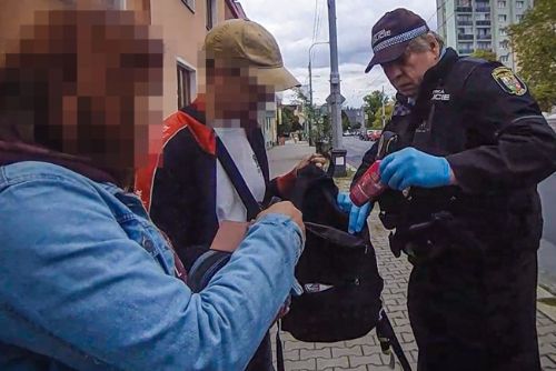 Dva kumpáni svalovali vinu jeden na druhého