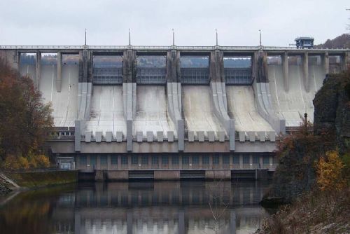 Dvouleté uzavírky a opravy orlické i slapské hráze zkomplikují přejezd Vltavy