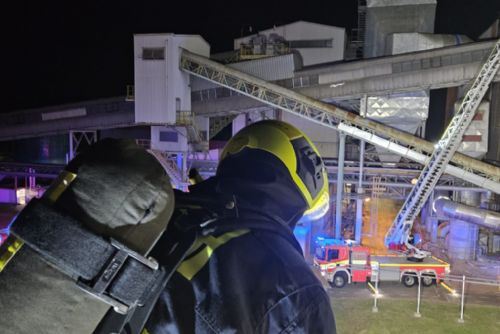 Hasiči bojovali s výpadkem v teplárně, dvě lehká zranění