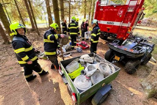 Hasiči řešili několik požárů v přírodě: sucho zvyšuje riziko