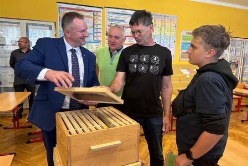 Hejtman Kraje Vysočina ocenil mladé včelaře na soutěži Zlatá včela