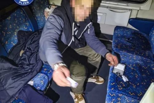 Hledaný muž se usídlil v odstaveném vagonu. Na plzeňském nádraží ho zadrželi