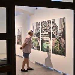 Hořké světlo Leny Schabus v Galerii města Plzně. Digitální scény měst, která neexistují