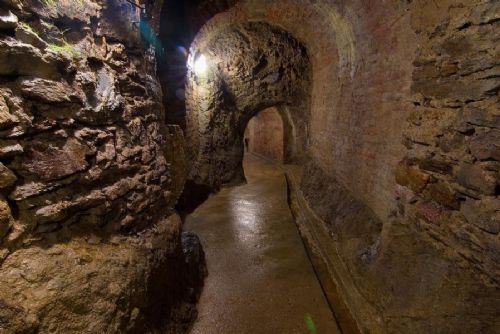 Jihlavské podzemí nabízí únik před vedrem. Nové panely přibližují historii města