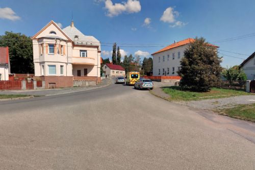 Jízda kabrioletem skončila tragédií. Mladá žena vypadla z Mustangu, v nemocnici zemřela