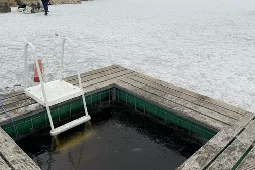Na Lipně ve Frymburku láká otužilce bezpečné koupání v ledové kleci