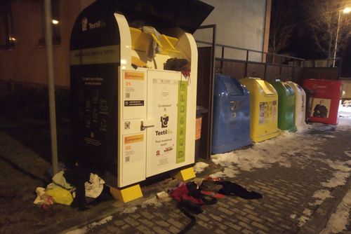 Kontejnery na oblečení v Prostějově terčem vandalů