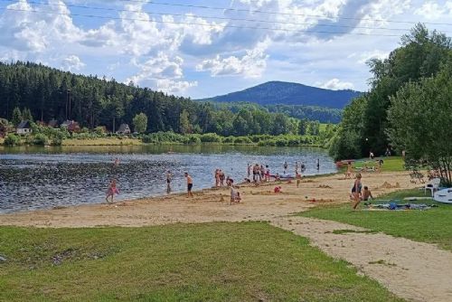 Ktišský rybník nabízí klidné koupání v přírodě. Návštěvníky láká čistá voda i písčitá pláž