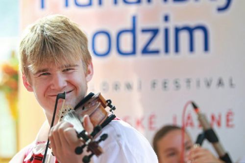 Mariánské Lázně roztančí folklor. Čtyři dny krojů, hudby a velkého festivalového programu