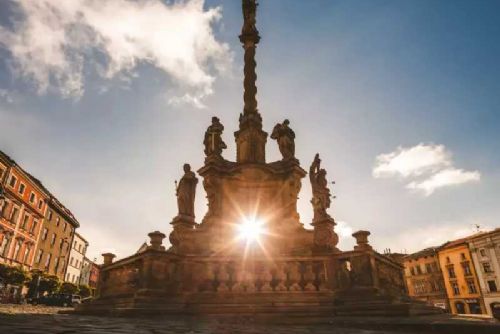 Mariánský sloup v Olomouci: Studentská výzva s riziky pro památku i zákon