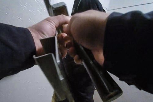 Městská policie zachránila nemocného chlapce za zabouchnutými dveřmi