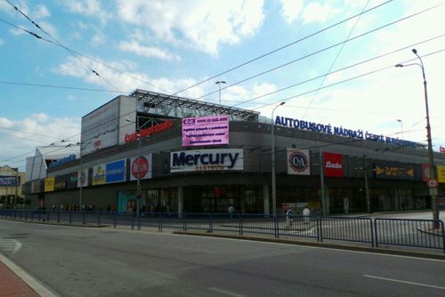 Policista mimo službu zneškodnil muže s nožem v Mercuru