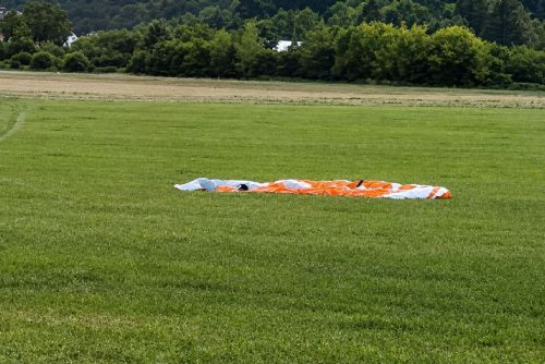 Mladý pilot se u Plzně zřítil s motorovým paraglidem. Pád z 50 metrů nepřežil