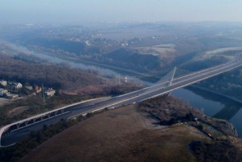 Nový 606 metrů dlouhý most u Suchdola bude součástí Pražského okruhu, nabídne šest jízdních pruhů