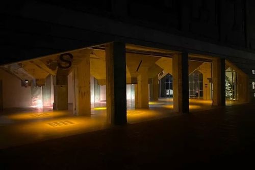 Pardubické silo se o adventu proměnilo v obří „žhnoucí krb“.