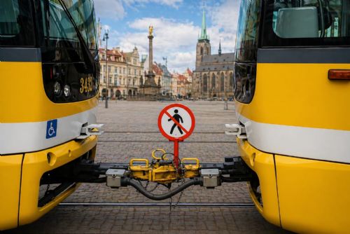 Plzeňské tramvaje mají nové výstražné cedule. Mají zabránit riskantnímu přelézání mezi vozy