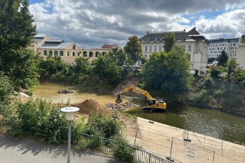 Pod hladinou Radbuzy pracují stavbaři. Staré potrubí nahradí nová šybka