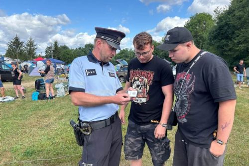 Policie po Pekelném ostrově rozdává alkohol testery. Řidiče varuje před zbytkovým alkoholem