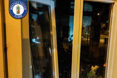 Poplach u kavárny v Plzni nebyl planý. Strážníci doběhli podezřelého lupiče 