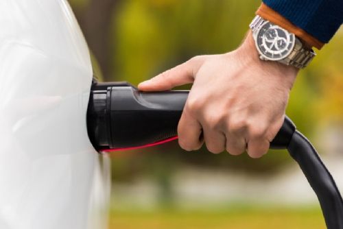 Praha 9 získala nový ultrarychlý dobíjecí hub, PRE v Novovysočanské rozšiřuje infrastrukturu pro elektromobily
