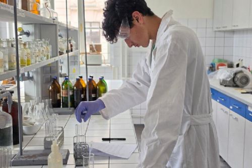 Prázdniny v bílých pláštích. Mladé talenty ovládly laboratoře plzeňské univerzity