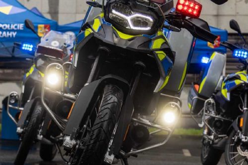 Pražská policie zavádí motohlídky: rychlejší reakce v husté dopravě