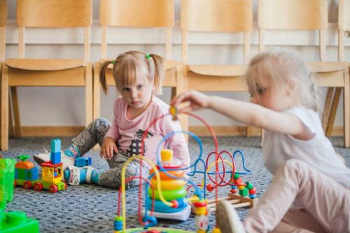 Pražské školky ubírají na tempu, střední školy naopak praskají ve švech