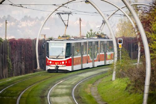 Pražské tramvaje KT8D5 slaví 40 let provozu, většina přestavěna na modernizované obousměrné vozy RN2P