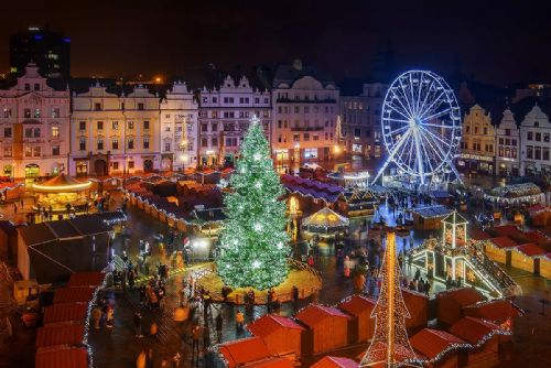 Primátor a biskup dnes rozsvítí vánoční strom za doprovodu Moniky Bagárové