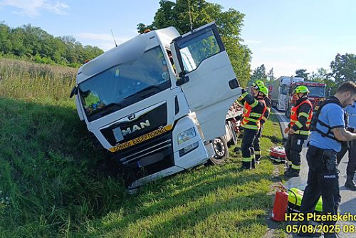 Řidič kamionu s betonovými panely zkolaboval u Chotěšova