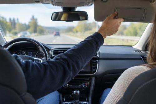 Řidič při jízdě manipuloval se sluneční clonou a narazil do dvou odstavených aut. Škoda přes 400 tisíc