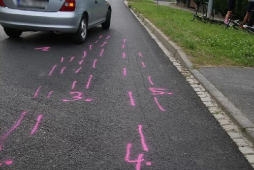 Rozhorčená řidička vjela do cyklistů, dva utrpěli zranění