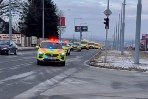 Smuteční jízda plzeňských záchranářů projela městem (video)