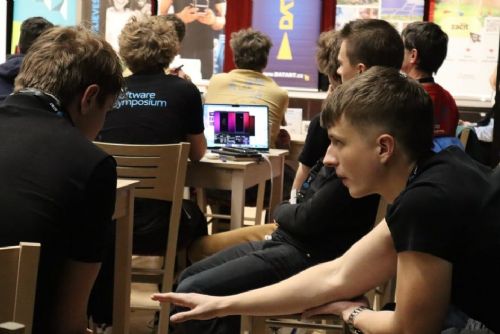 Studenti z Klatov uspěli ve světové konkurenci. Na hackathonu skončili třetí na světě