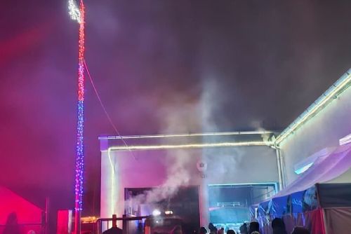 Sušák hadic jako vánoční maják