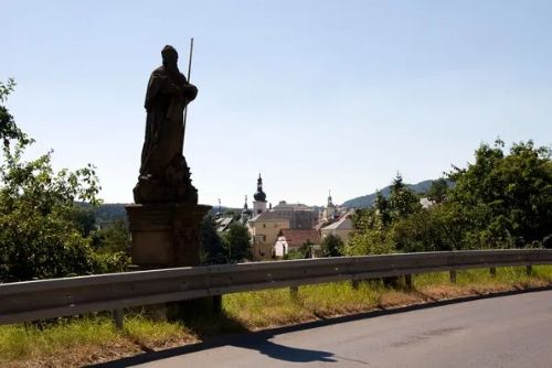 Tajemství manětínských soch přilákalo stovky návštěvníků