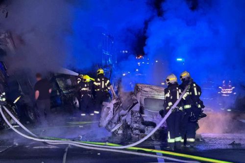 Tragédie na tahu I/26. U Holýšova po čelním střetu shořela auta, jeden člověk zemřel