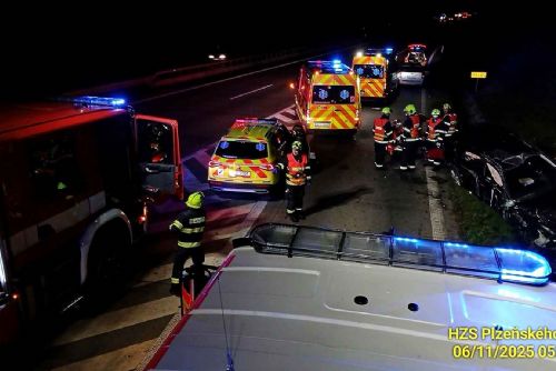 Tragická nehoda u Nýřan - jeden mrtvý, čtyři zranění, nájezd na D5 uzavřen