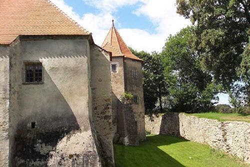 Tvrz Cuknštejn u Nových Hradů: historie, proměny a současný stav